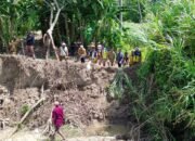 Bupati Pinrang Irwan Hamid meninjau tanggul yang tergerus abrasi di Dusun Cilallang serta memastikan peningkatan layanan pendidikan dan kesehatan warga