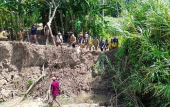 Bupati Pinrang Irwan Hamid meninjau tanggul yang tergerus abrasi di Dusun Cilallang serta memastikan peningkatan layanan pendidikan dan kesehatan warga