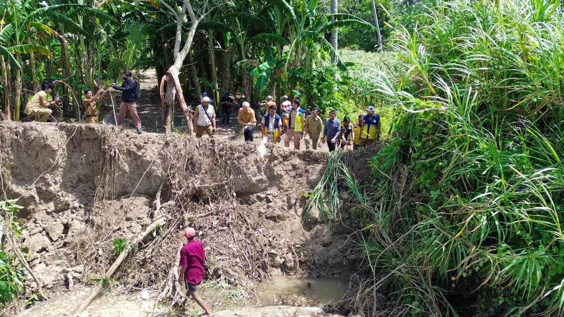 Bupati Pinrang Irwan Hamid meninjau tanggul yang tergerus abrasi di Dusun Cilallang serta memastikan peningkatan layanan pendidikan dan kesehatan warga