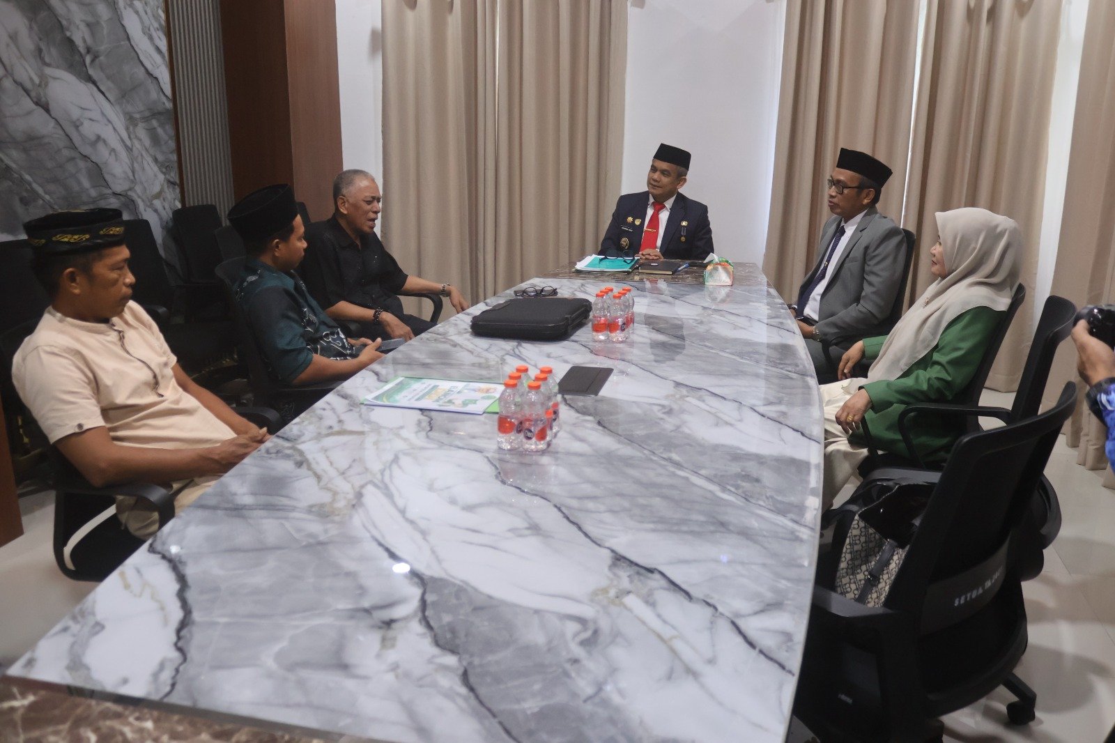 Wakil Bupati Pinrang Sudirman Bungi menegaskan pentingnya peran santri dan pondok pesantren dalam mencetak generasi unggul saat menerima audiensi DDI Kaballangan