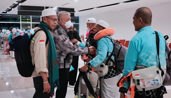 Bupati Irwan Hamid Jemput Langsung Kepulangan 386 Jamaah Haji Pinrang Kloter 8