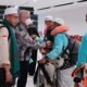 Bupati Pinrang Irwan Hamid menyambut langsung kedatangan 386 jamaah haji Kloter 8 UPG di bandara. Satu orang jamaah dilaporkan wafat di Tanah Suci
