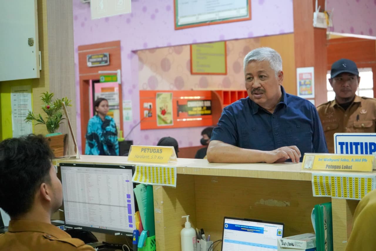 Bupati Pinrang Irwan Hamid melakukan sidak ke sejumlah Puskesmas dan unit layanan publik untuk memastikan pelayanan kesehatan berjalan cepat, mudah, dan responsif