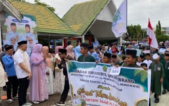 Bupati Pinrang Irwan Hamid melepas pawai taaruf Tahun Baru Hijriah 1448 H yang diikuti ribuan warga di Lapangan Lasinrang sebagai momentum syiar Islam - angindai.com