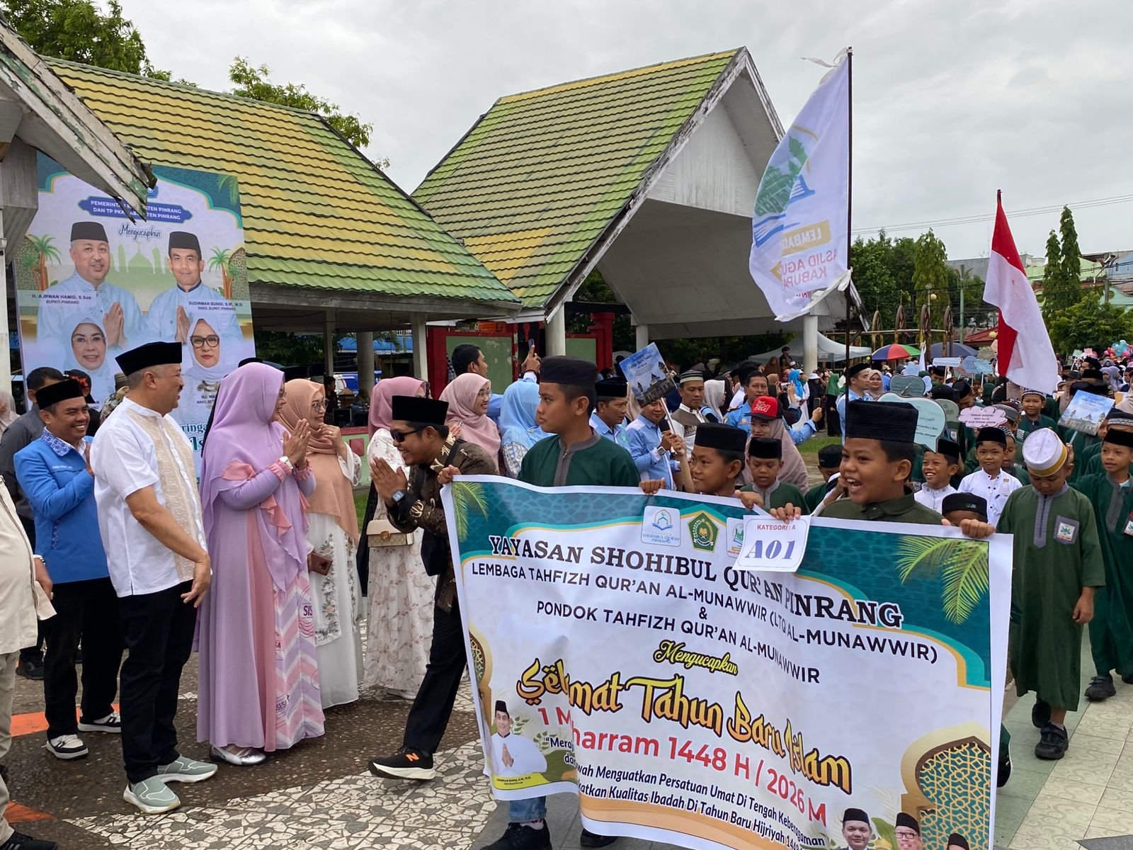 Bupati Pinrang Irwan Hamid melepas pawai taaruf Tahun Baru Hijriah 1448 H yang diikuti ribuan warga di Lapangan Lasinrang sebagai momentum syiar Islam - angindai.com