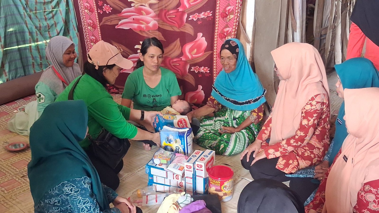 Puskesmas Mattiro Deceng bersama PKK Kecamatan Tiroang menyalurkan bantuan sembako kepada warga ODGJ dan lansia di Kabupaten Pinrang pada Jumat, 28 Agustus 2026