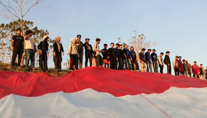 Bendera Merah Putih 100 Meter Berhasil Dibentangkan di Gunung Paleteang