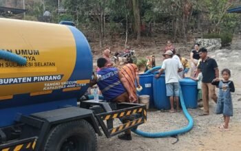 Pemkab Pinrang Distribusikan Air Bersih untuk Warga Terdampak Kemarau di Lembang dan Cempa