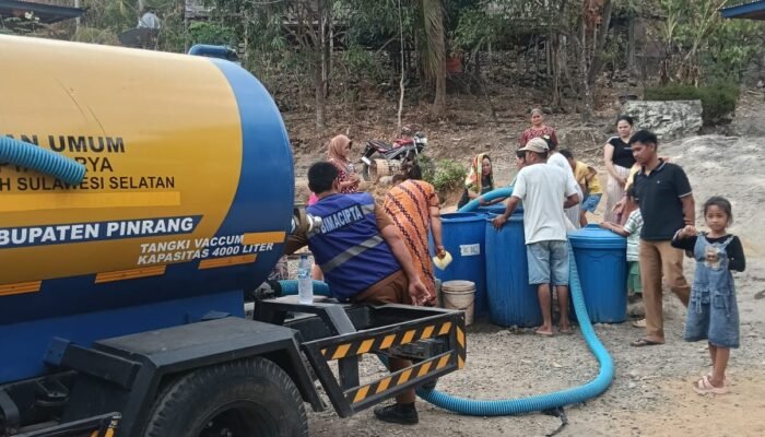 Pemkab Pinrang Distribusikan Air Bersih untuk Warga Terdampak Kemarau di Lembang dan Cempa