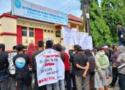 Blokade Jalan Warga Demo di Pengadilan Negeri Pinrang