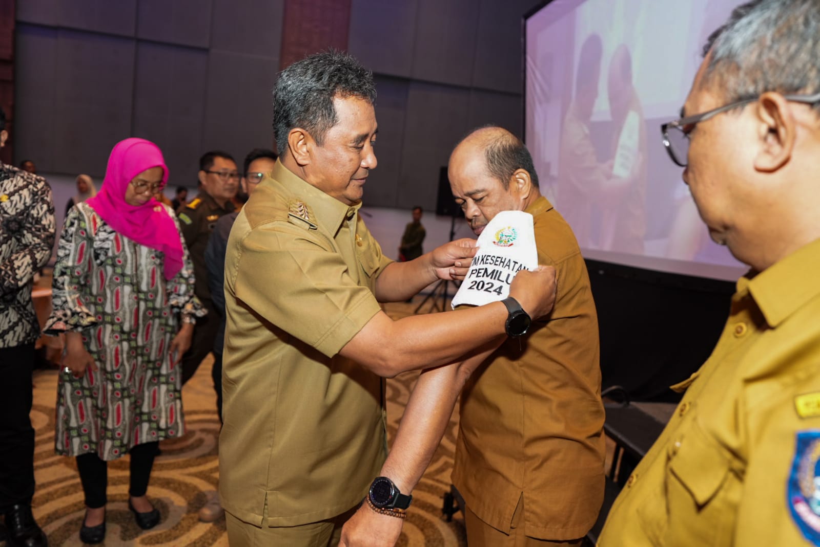 Pj. Gubernur Sulsel, Bahtiar Baharuddin saat menyematkan Ban Lengan Tim Kesehatan Pemilu 2024, di mana Kabupaten Pinrang diwakili oleh Direktur Rumah Sakit Umum Daerah (RSUD) Lasinrang, dr. H. Moh. Inwan Ahsan (Foto: Biro Humas Pemprov Sulsel)