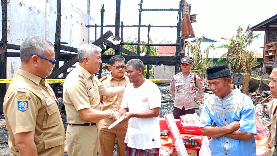 Bupati Pinrang Andi Irwan Hamid saat menyalurkan bantuan ke korban kebakaran rumah panggung Lingkungan Baru 1, Kelurahan Mattiro Deceng (Dok. Angindai.com).