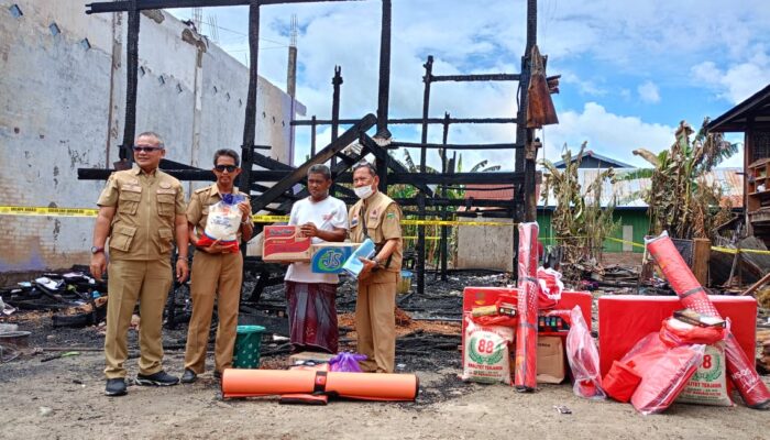 Kepala Pelaksana BPBD Kabupaten Pinrang, Dr Rhommy Reynald Macley Manule bersama Dinas Sosial Pinrang saat menyerahkan bantuan kebakaran (Dok. Angindai.com)