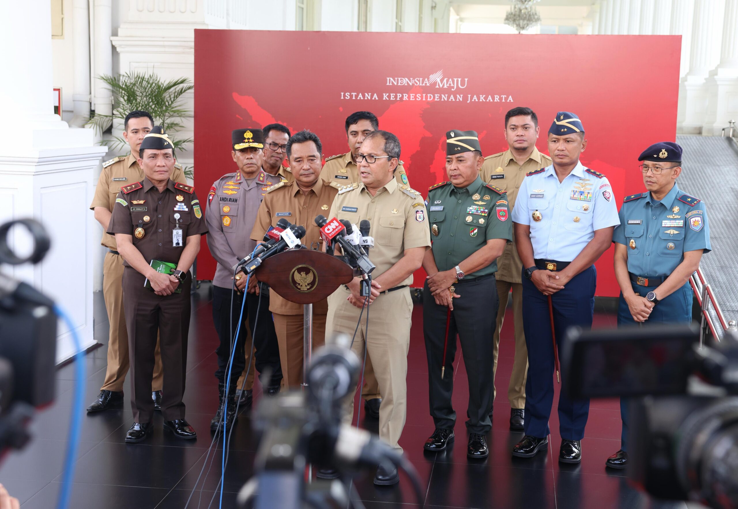 Danny Pomanto bersama empat Bupati mendampingi Pj Gubernur Sulawesi Selatan Bahtiar Baharuddin dalam pertemuan dengan Presiden Ir. Joko Widodo, di Istana Merdeka, Jakarta Pusat, pada hari Selasa (27/02)