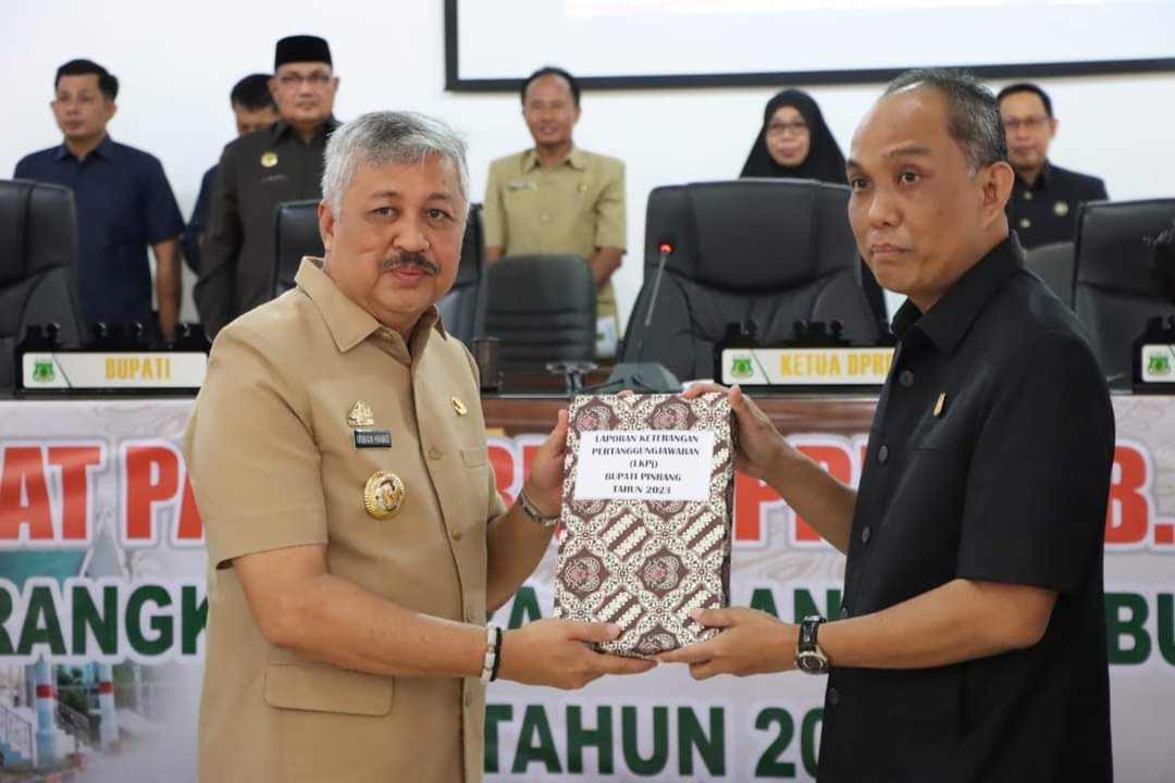 Bupati Pinrang Andi Irwan Hamid menyampaikan Laporan Keterangan Pertanggungjawaban (LKPJ) Bupati Pinrang Tahun 2023 di hadapan anggota DPRD Pinrang, Senin (25/3).