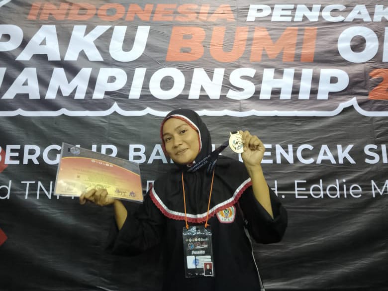 Mahasiswi Institut Cokroaminoto Pinrang (ICP), Malikina meraih medali emas saat berlaga di ajang Pencak Silat Paku Bumi Open XII Internasional di Bandung