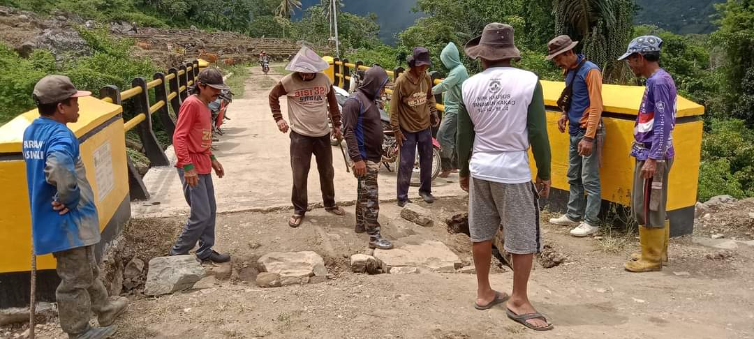 Jembatan penghubung di Desa Kariango dengan Desa Letta, Kecamatan Lembang, Kabupaten Pinrang mengalami kerusakan. Warga bergotong royong memperbaiki jembatan tersebut (IST).