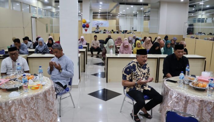 Bupati Pinrang Andi Irwan Hamid saat buka puasa bersama di RSUD Lasinrang