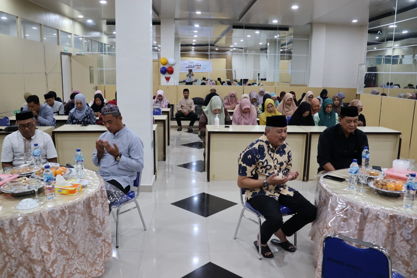 Bupati Pinrang Andi Irwan Hamid saat buka puasa bersama di RSUD Lasinrang