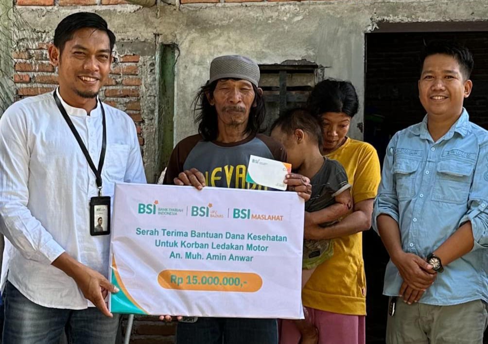 Kepala Kantor BSI (BRIS) Cabang Pinrang, Mustamin saat menyalurkan bantuan BSI Maslahat di Kampung Guru (IST).