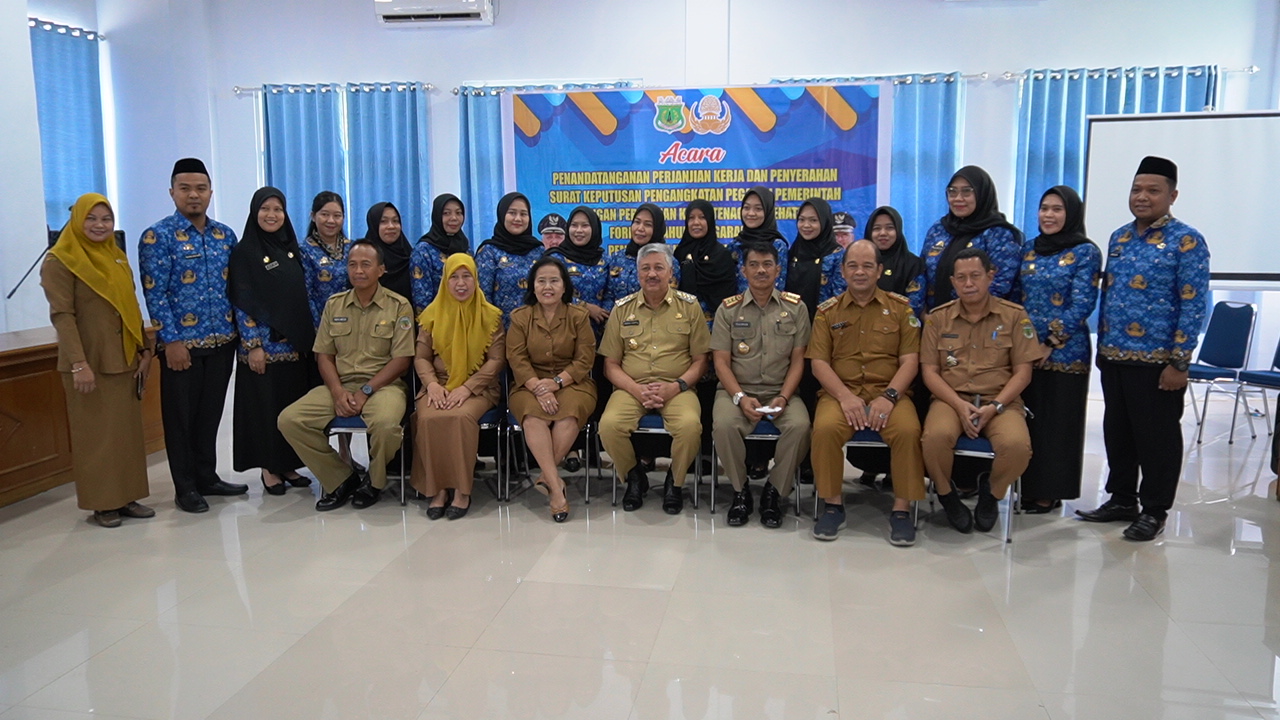 Penyerahan SK PPPK Nakes itu diserahkan langsung oleh Bupati Pinrang, Andi Irwan Hamid didampingi Kadis Kesehatan Pinrang drg Dyah Puspita Dewi di Aula Dinas Kesehatan Pinrang, pada Senin (18/3)