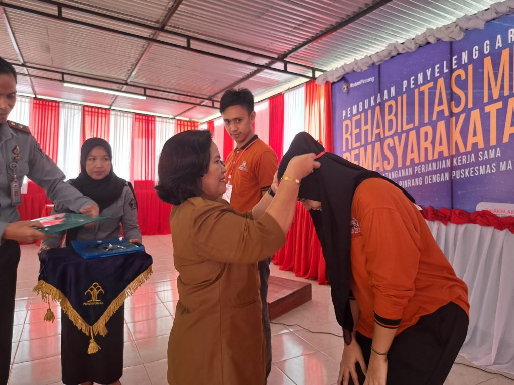 Kepala Dinas Kesehatan Pinrang, drg Dyah Puspita Dewi membuka program rehabilitasi medis di Rumah Tahanan Negara Kelas IIB Pinrang