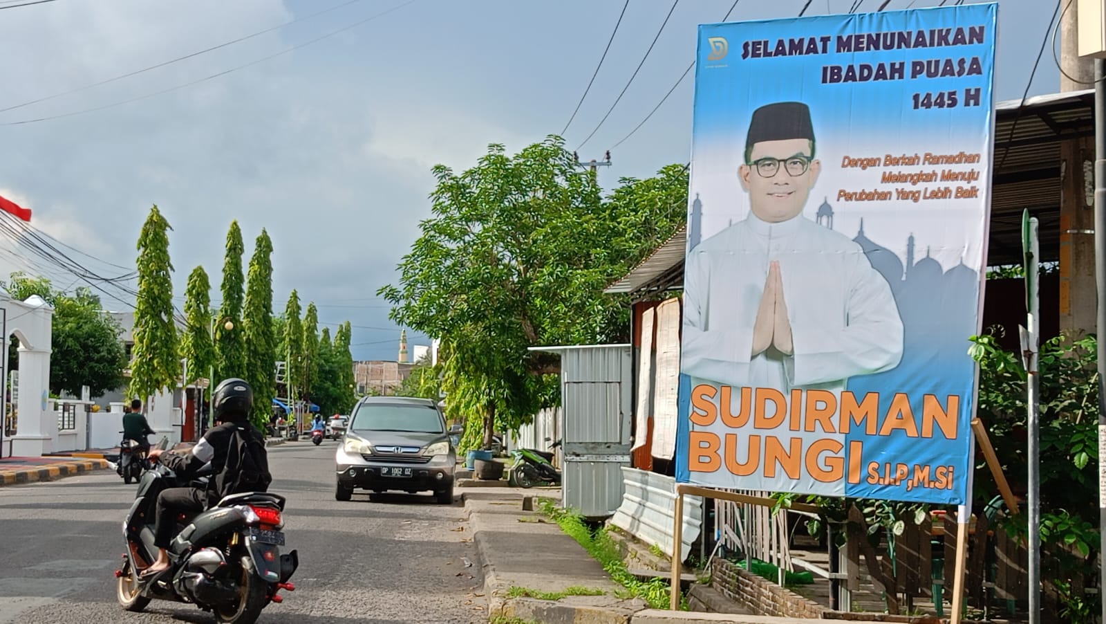 Sudirman Bungi mulai menebar sejumlah baliho ucapan selamat menunaikan ibadah puasa 1445 H di sejumlah titik di Kabupaten Pinrang (Dok. Angindai.com).