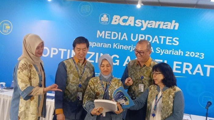 Presiden Direktur BCA Syariah, Yuli Melati Suryaningrum, bersama dengan manajemen Bank BCA Syariah saat paparan kinerja di Jakarta (IST).