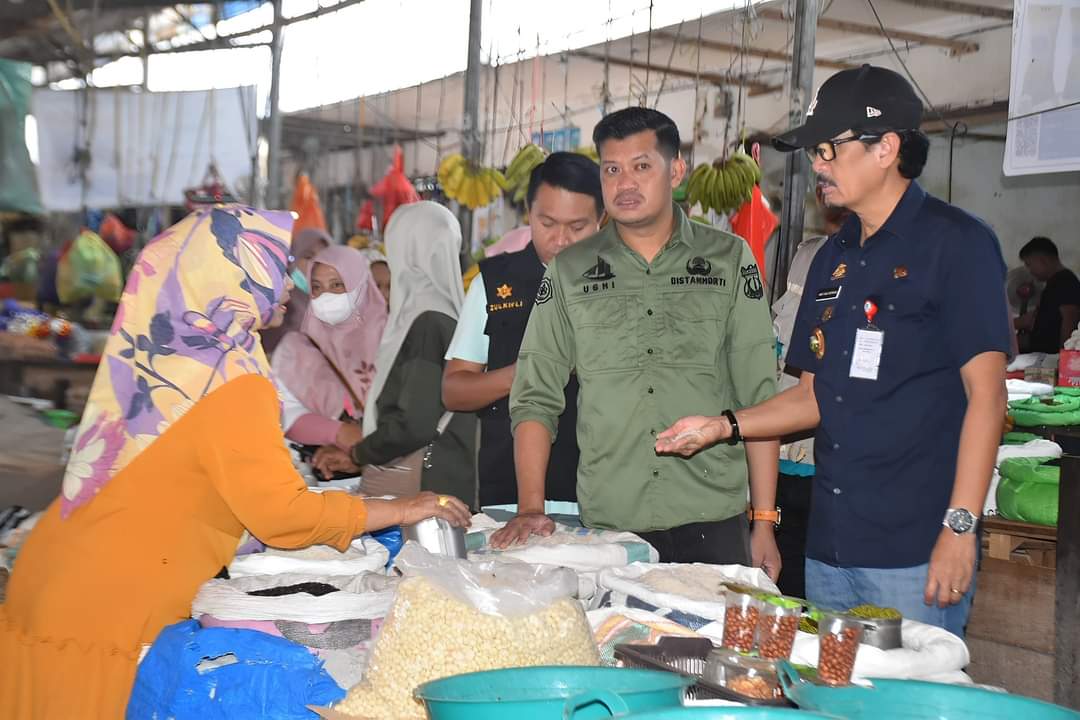 Sekda Pinrang Andi Tjalo Kerrang bersama Kepala OPD saat operasi pasar sentral Pinrang