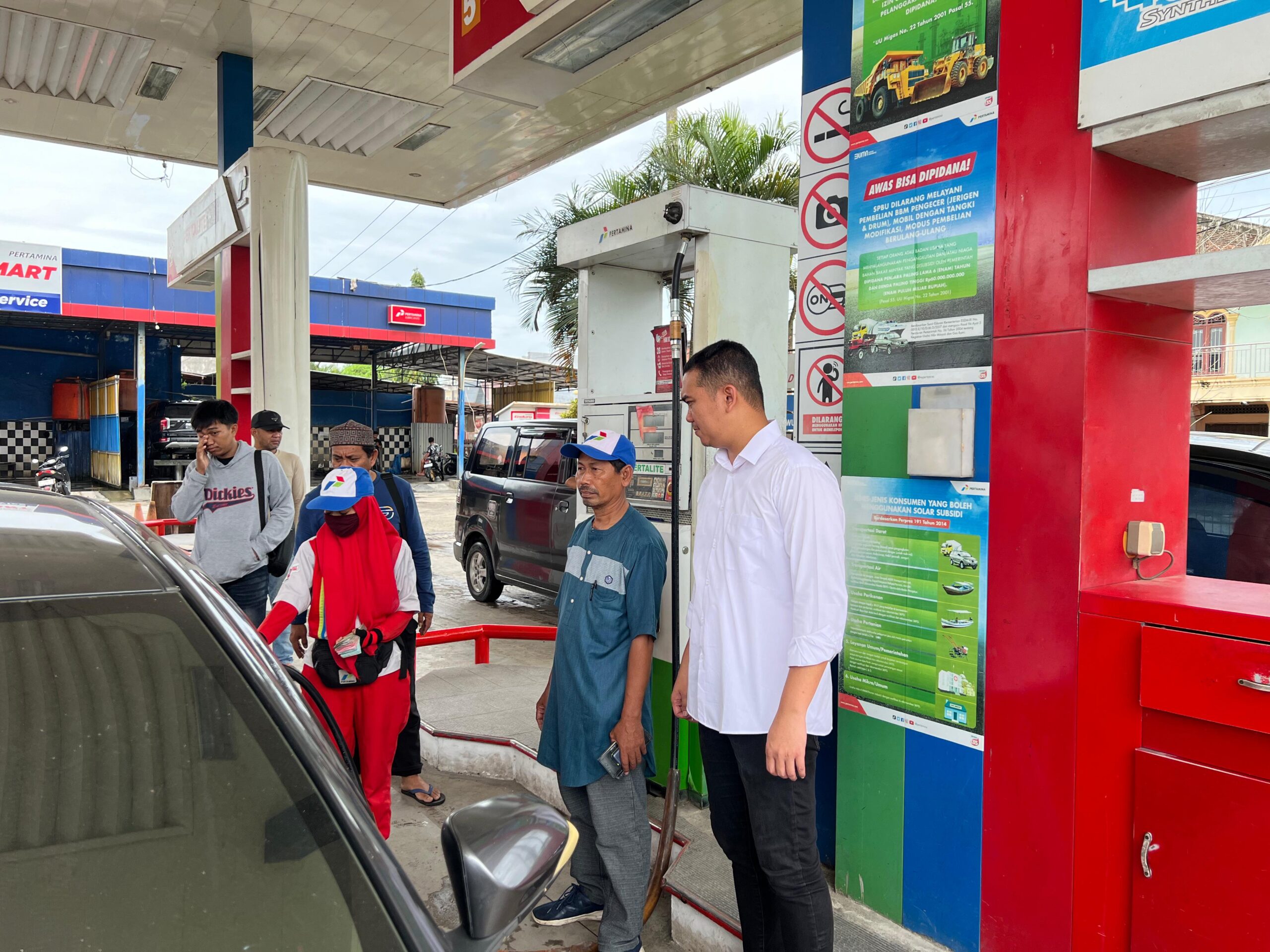 Kasat Reskrim Polres Pinrang Iptu Andi Reza Pahlawan saat melakukan inspeksi mendadak di sejumlah SPBU di Kabupaten Pinrang, Sulawesi Selatan, pada Senin (1/4/2024).