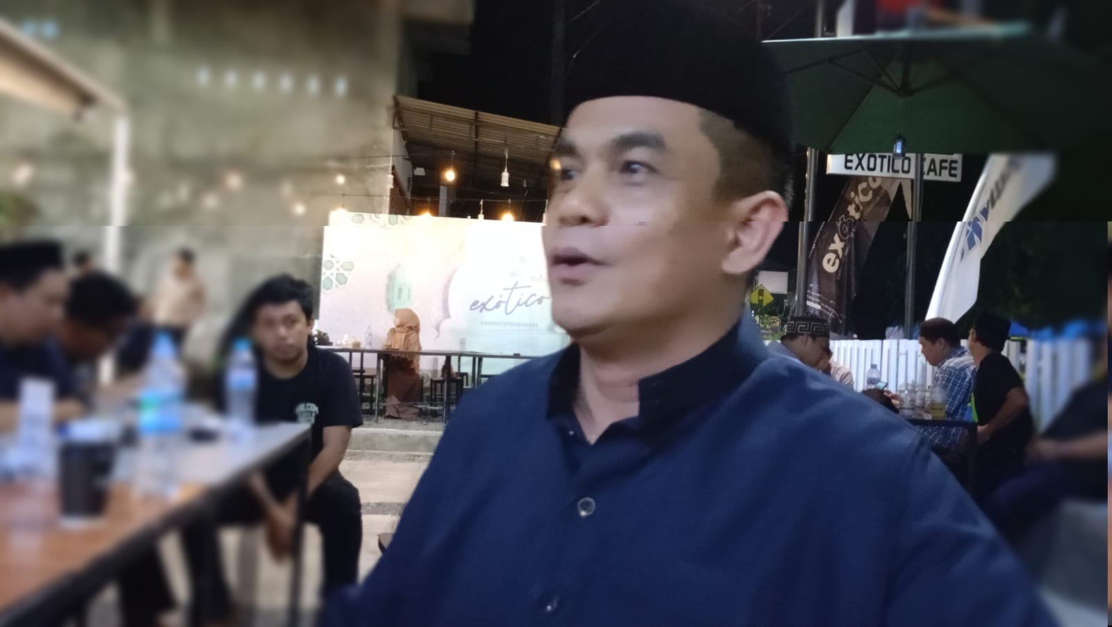 Sudirman Bungi saat silaturahmi dengan media di Exotico Caffe (Dok. Angindai.com).