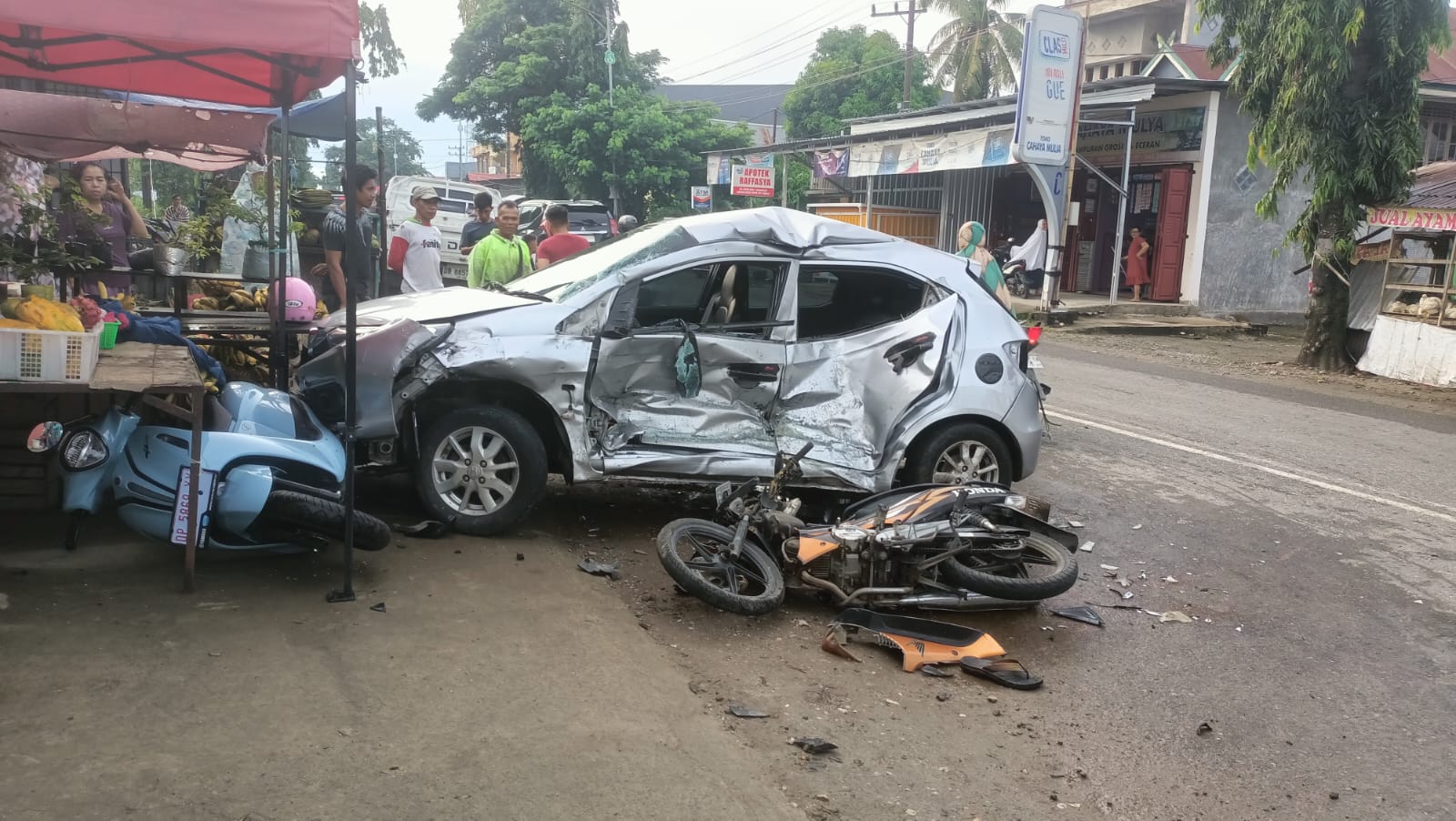 Sebuah mobil Honda Brio kecelakaan di Jalur Trans Sulawesi, tepatnya di jalan poros Pare-Sidrap, Kelurahan Majjeling, Kecamatan Maritenggae, Sidrap