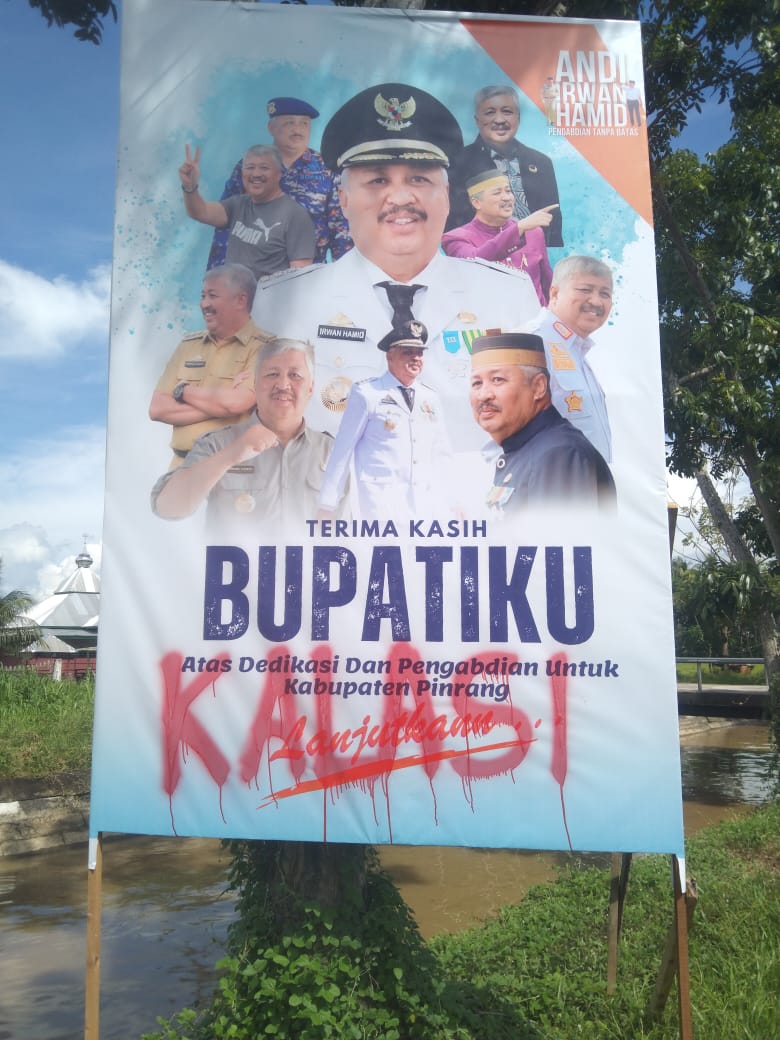 baliho Bupati Pinrang Andi Irwan Hamid dicoret oleh orang tak dikenal (OTK).