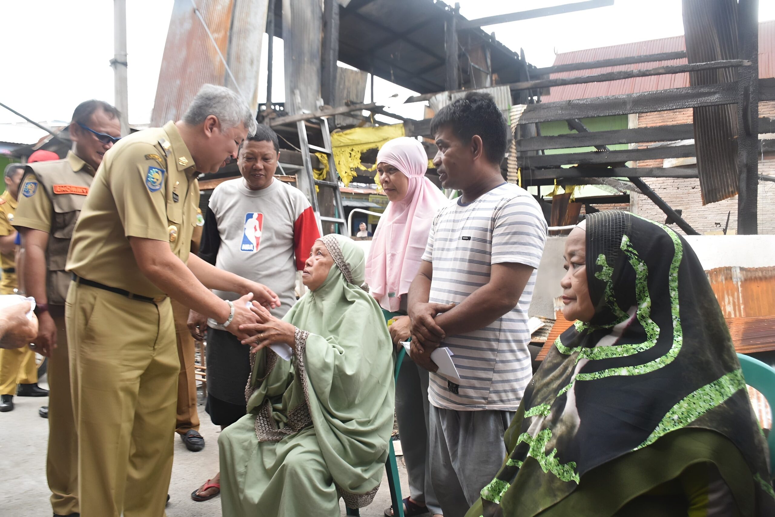 Bupati Pinrang Andi Irwan Hamid menyalurkan bantuan kepada sejumlah korban kebakaran rumah di Kabupaten Pinrang, Selasa (16/4).