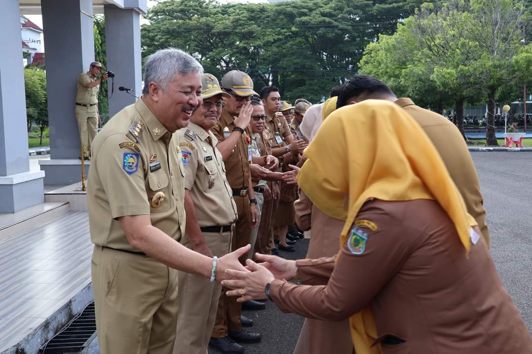 Bupati Pinrang, Irwan Hamid, dan Wakil Bupati Pinrang, Drs. H. Alimin, M.Si, memimpin Apel Gabungan sebagai bagian dari rangkaian Halal bi Halal pada hari pertama pasca libur Lebaran 2024