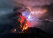 Letusan Gunung Ruang Memicu Kilatan Petir Vulkanik