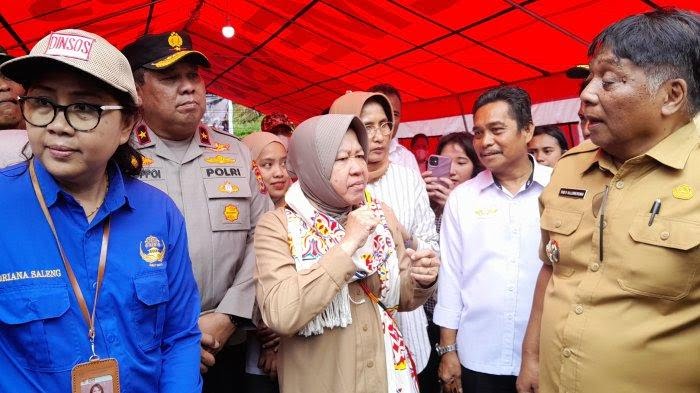 Menteri Sosial Tri Rismaharini memberikan santunan kepada masyarakat terdampak longsor di Kabupaten Tana Toraja