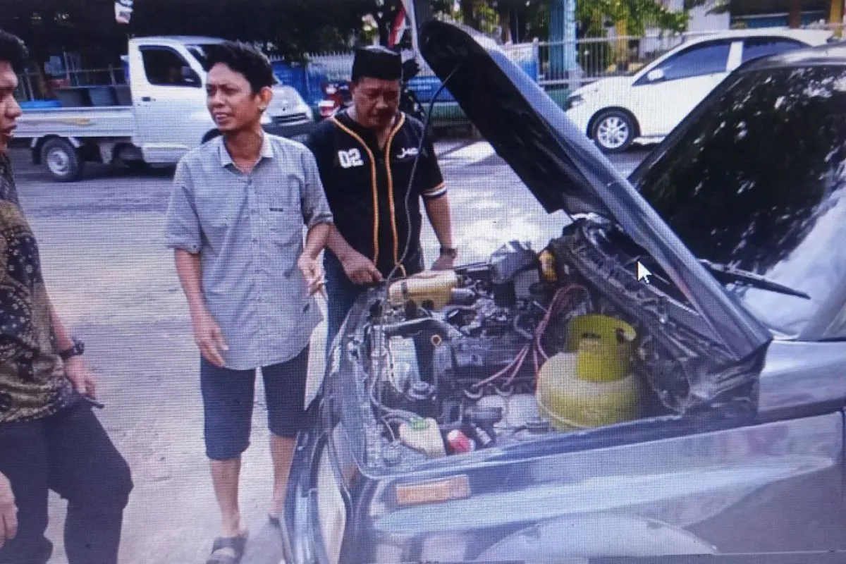 Warga Kabupaten Bulukumba, Sulawesi Selatan, Sofyan, berhasil memodifikasi mobil berbahan bakar minyak (BBM) menjadi menggunakan gas elpiji (Dok. Pribadi Opik).