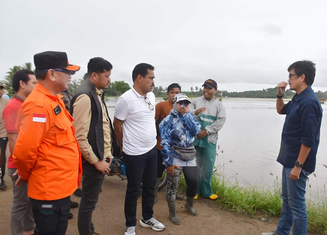 Mengawali Tugas, Pj Bupati Pinrang Ahmadi Akil Pantau Lokasi Bencana Banjir