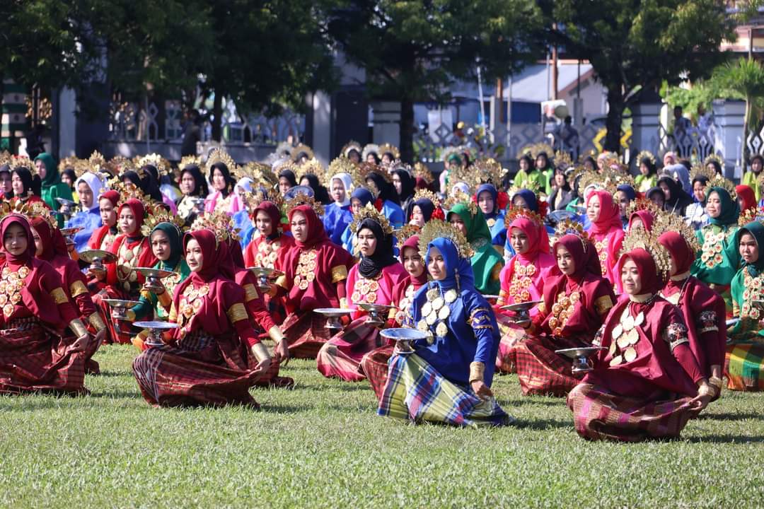 Festival Tari Padduppa ini diikuti oleh pelajar SMA/SMK di Kabupaten Pinrang dengan mengenakan Baju Bodo yang digelar di halaman kantor Bupati Pinrang