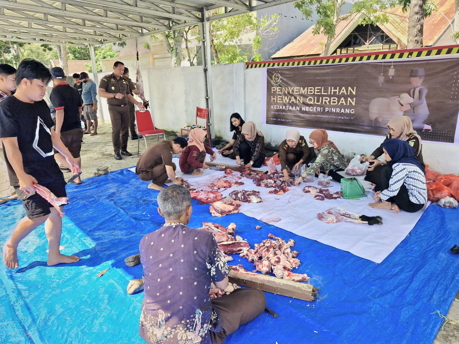 Dalam rangka memperingati Hari Raya Idul Adha 1445 H, Kejaksaan Negeri Pinrang menggelar penyembelihan hewan qurban di halaman parkir kantor, Rabu (19/6).