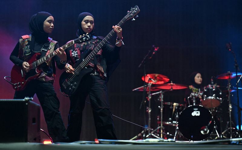 personel Voice of Baceprot , yaitu Firdda Marsya Kurnia (vokalis), Euis Siti Aisyah (drummer), dan Widi Rahmawati (bassist), memukau penonton di panggung