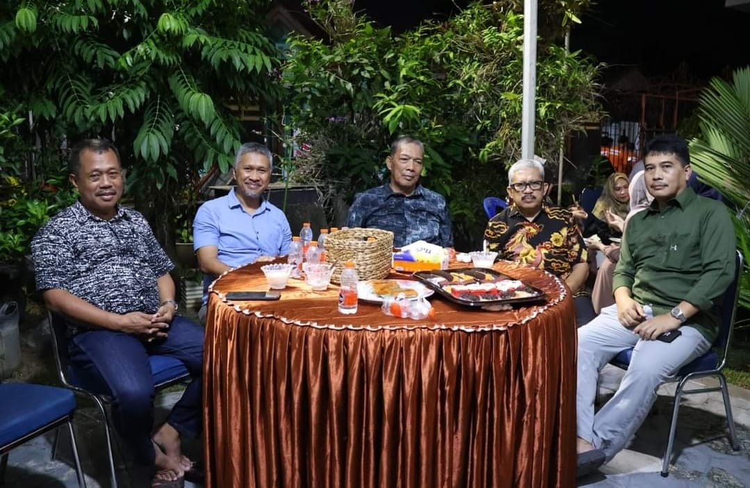 Kepala Dinas SDABK Pinrang, Jenal menghadiri malam ramah tamah Bupati Pinrang Irwan Hamid bersama Wakil Bupati Pinrang Drs.H.Alimin,M.Si di kediaman pribadi Bupati Pinrang di Lingkungan Ammasangan, Kelurahan Laleng Bata, Kecamatan Paleteang, Selasa (23/4)