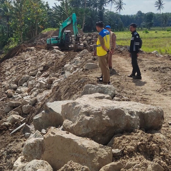 Balai Besar Wilayah Sungai (BBWS) Pompengan-Jeneberang melakukan pengerjaan tanggul pembatas Sungai Saddang di Desa Masolo, Kecamatan Patampanua, Kabupaten Pinrang, Sulawesi Selatan