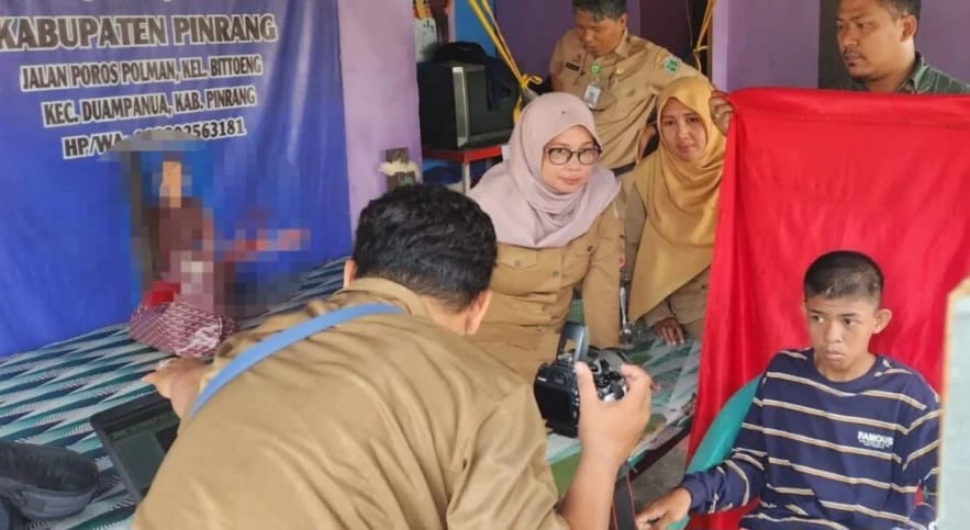 Dinas Kependudukan dan Pencatatan Sipil (Disdukcapil) Kabupaten Pinrang melaksanakan kunjungan perekaman e-KTP bagi salah satu warga disabilitas, Muh. Ali (17)