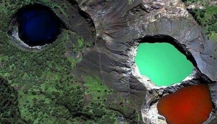 Keindahan dan Misteri Danau Tiga Warna di Gunung Kelimutu