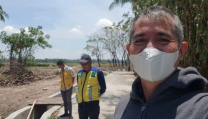 Kasi Dinas SDABK Monitoring Pemasangan Lening Saluran Pembuang di Dusun Parengki