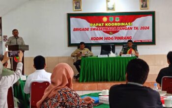 Rapat koordinasi Brigade Swasembada Pangan. Kegiatan tersebut dilaksanakan di aula Kodim 1404 Pinrang. Dihadiri langsung oleh PLT Dirjen Hortikultura, Muhammad Taufiq Ratule didampingi Dandim 1404 Pinrang, Letkol Inf Abdullah Mahuwa, Kadis TPH Pinrang, Andi Sinapati Rudy dan sejumlah PJU Kementan RI, Kamis (19/12/2024).