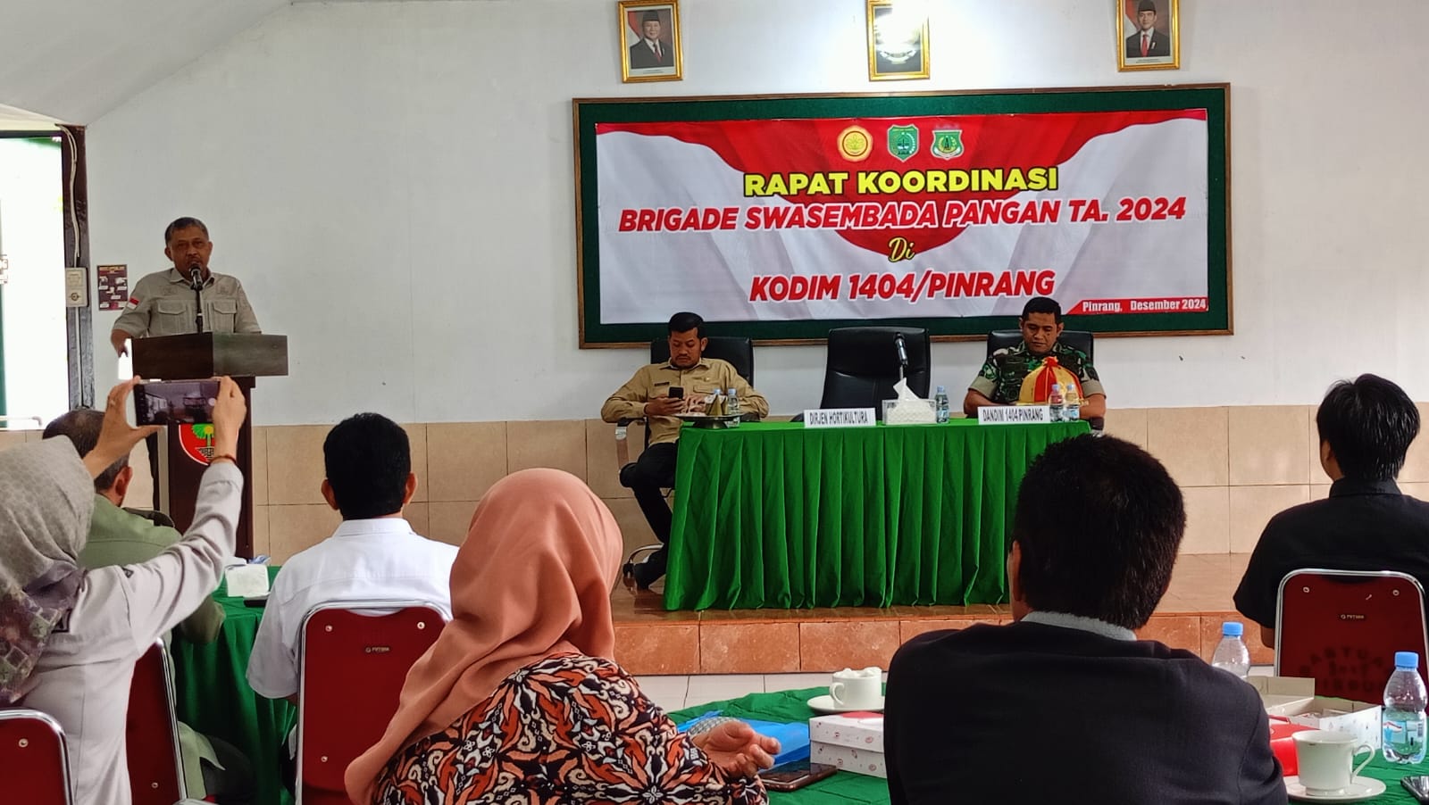 Rapat koordinasi Brigade Swasembada Pangan. Kegiatan tersebut dilaksanakan di aula Kodim 1404 Pinrang. Dihadiri langsung oleh PLT Dirjen Hortikultura, Muhammad Taufiq Ratule didampingi Dandim 1404 Pinrang, Letkol Inf Abdullah Mahuwa, Kadis TPH Pinrang, Andi Sinapati Rudy dan sejumlah PJU Kementan RI, Kamis (19/12/2024).