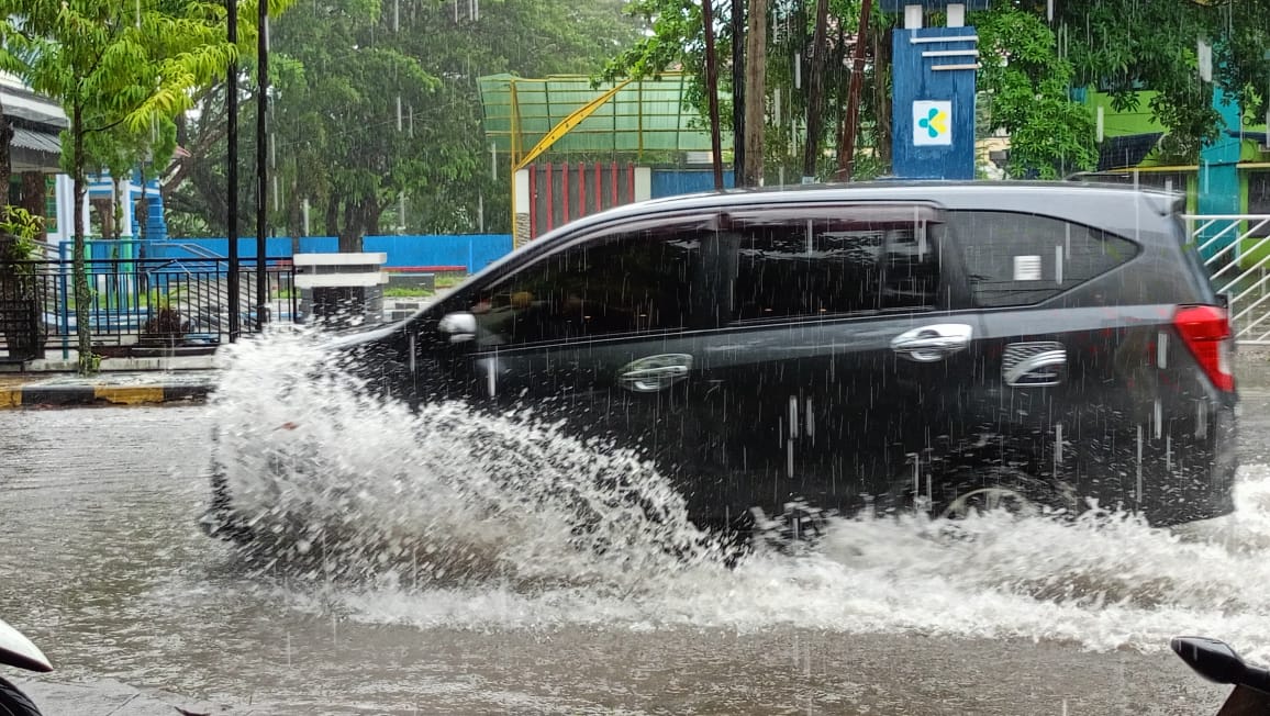 Genangan air hujan di jalan Sukawati, Kabupaten Pinrang (Foto: Angindai.com/Rudi).